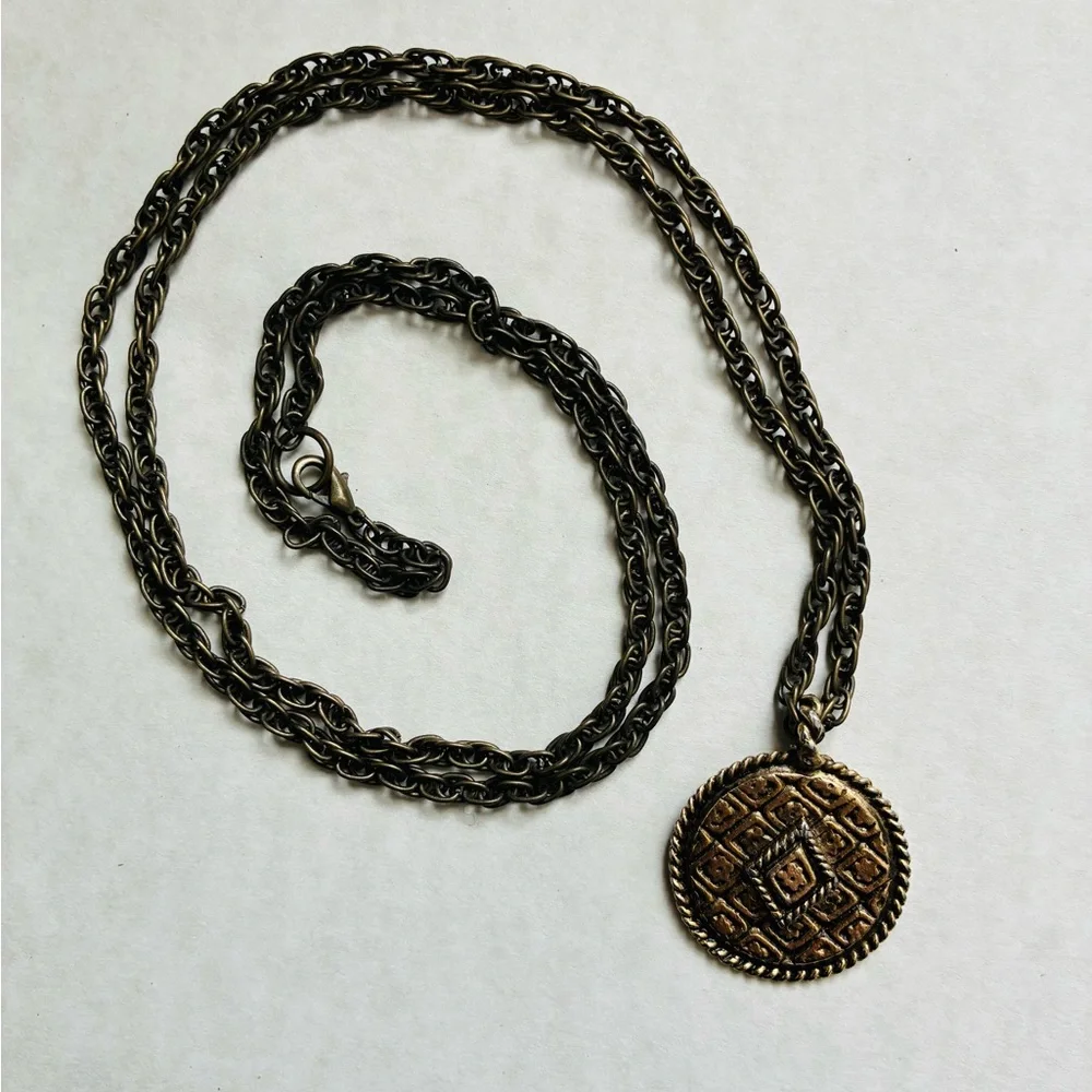 Vintage Style Gold Pendant Necklace - Picture 2 of 4